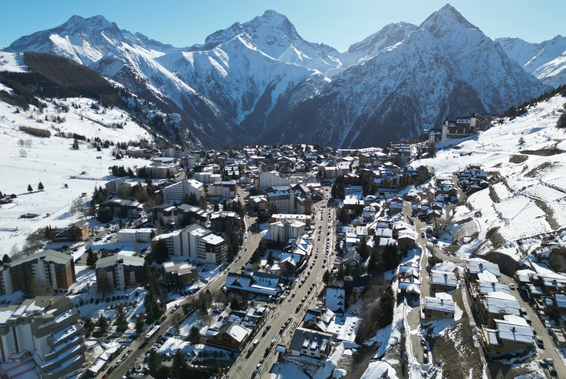Waar vind je een betaalbaar Ski-In Ski-Out huis op grote hoogte in de Franse Alpen?